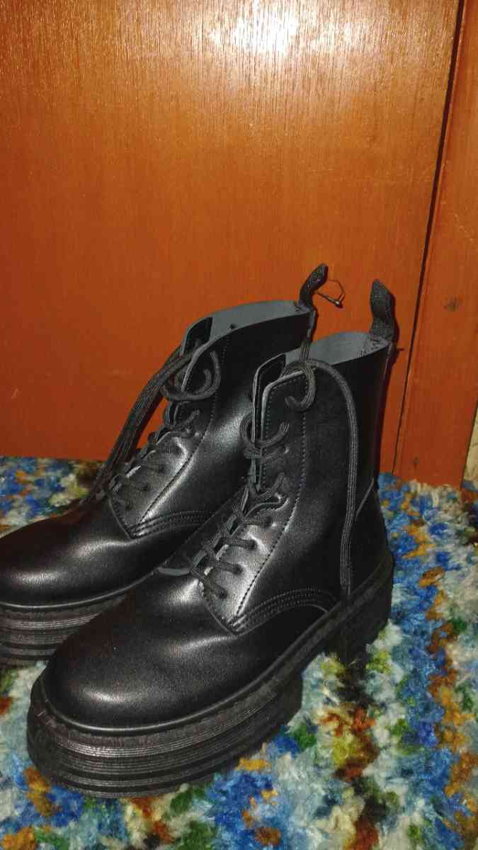 new boots with duration - Max, Minnesota - FleaMarketBay
