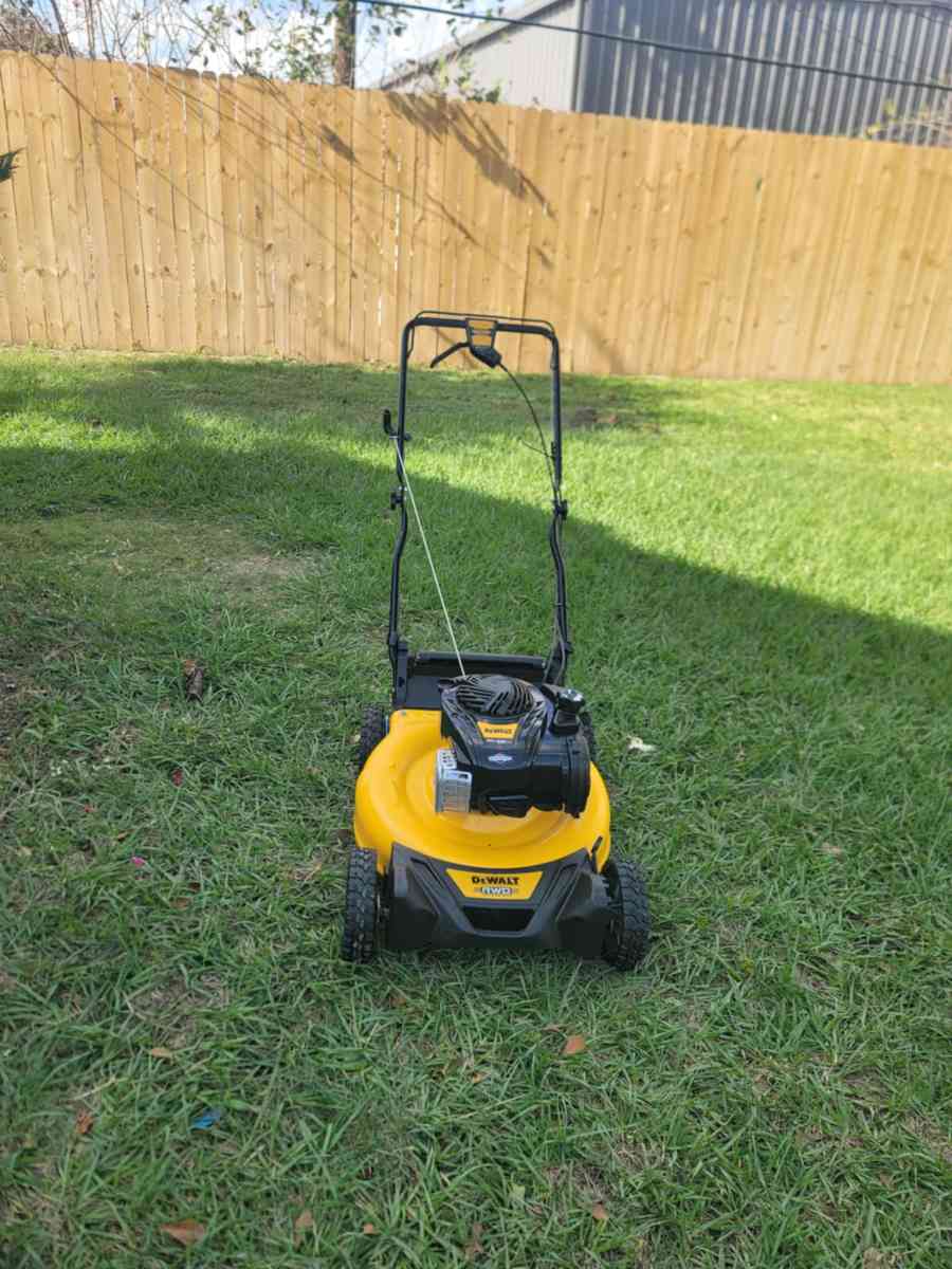 Cortadora de csped USADA de gasolina Dewalt 625ftlbs SelfPro - Houston, Texas - FleaMarketBay