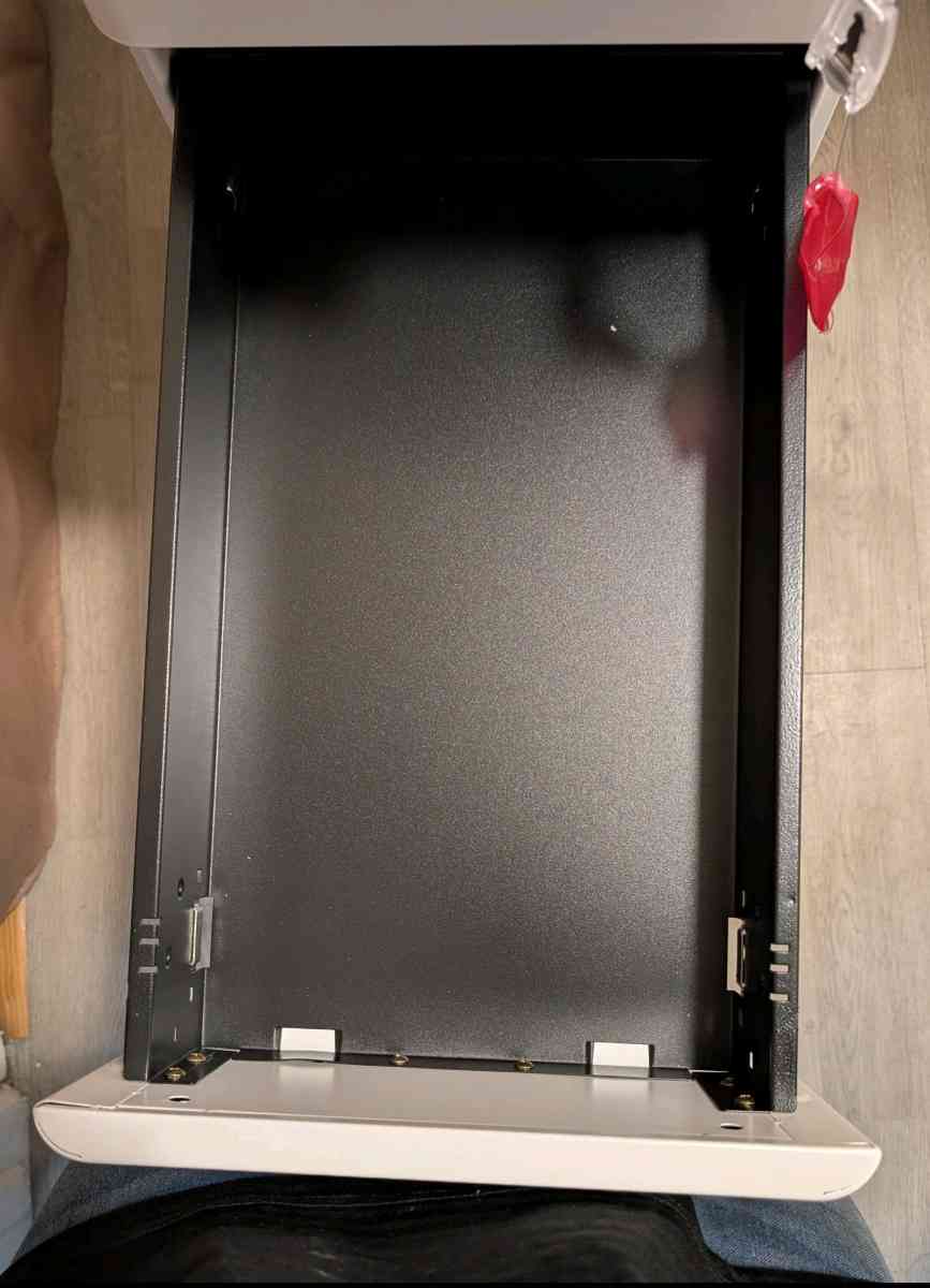 Three drawer lockable vertical filing cabinet - Richfield, Ohio - FleaMarketBay