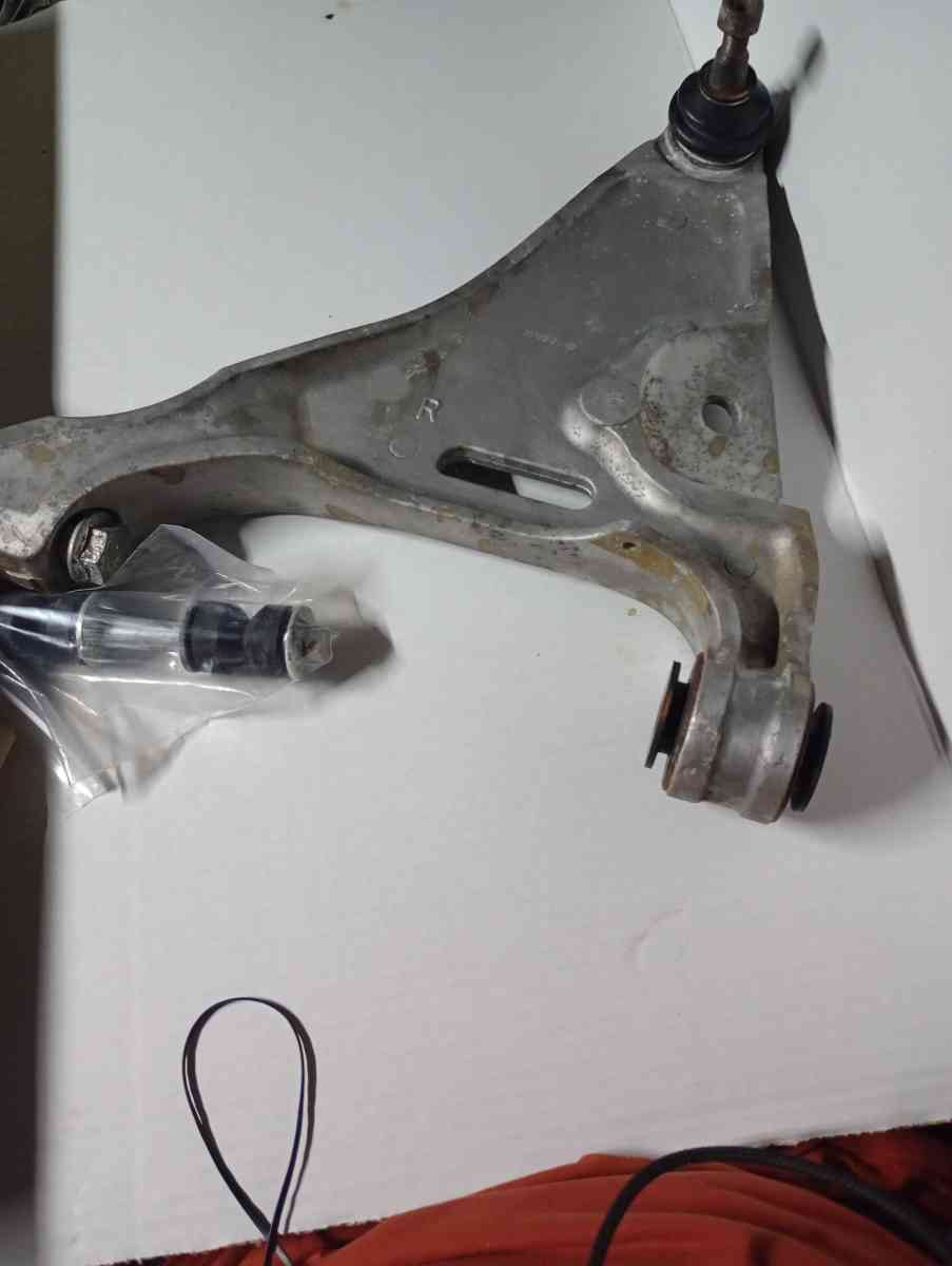 lower control arm 07 Buick lucerne - Ripley, Ohio