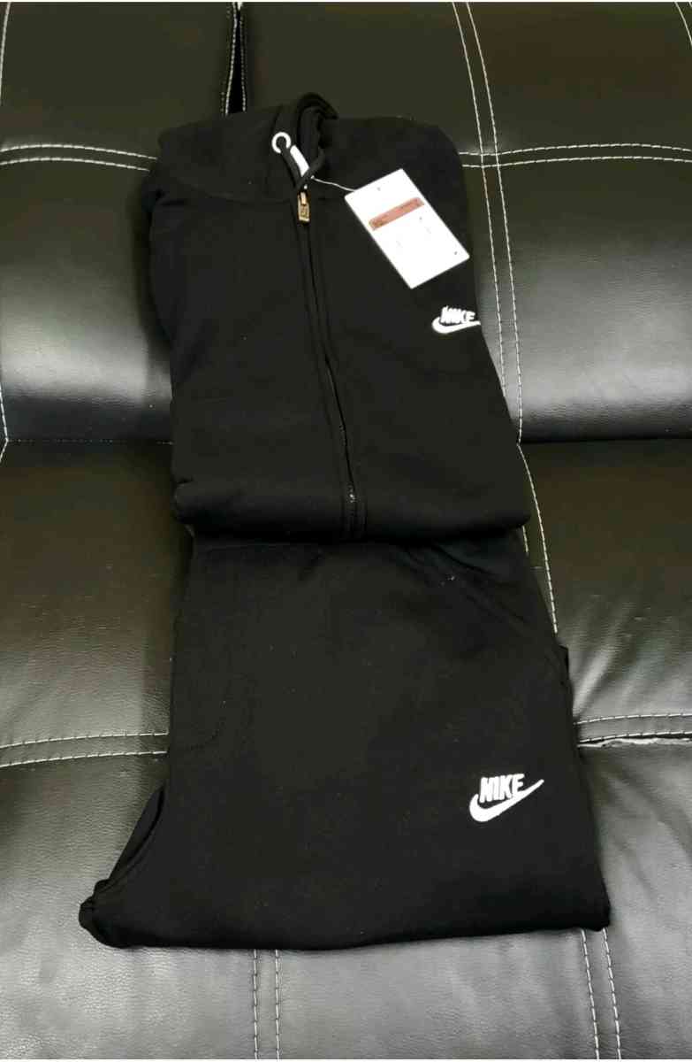 Nike sweatsuit - Milwaukee, Wisconsin - FleaMarketBay