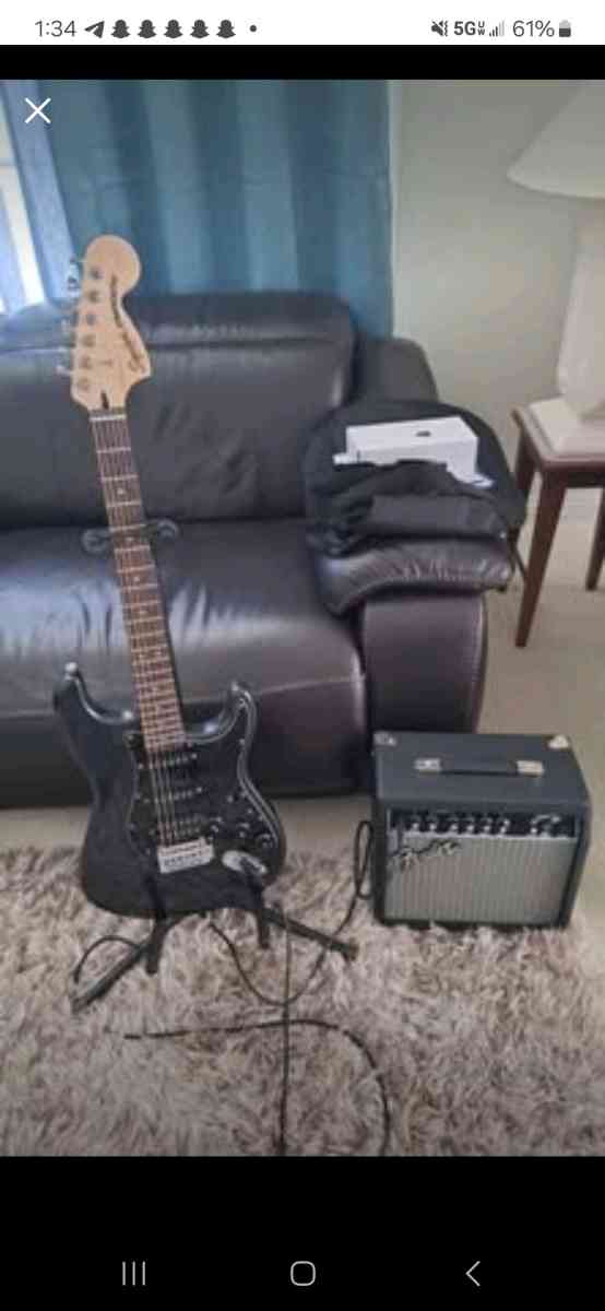 Black Electric guitar fender squier stratocaster - Hubbard, Ohio