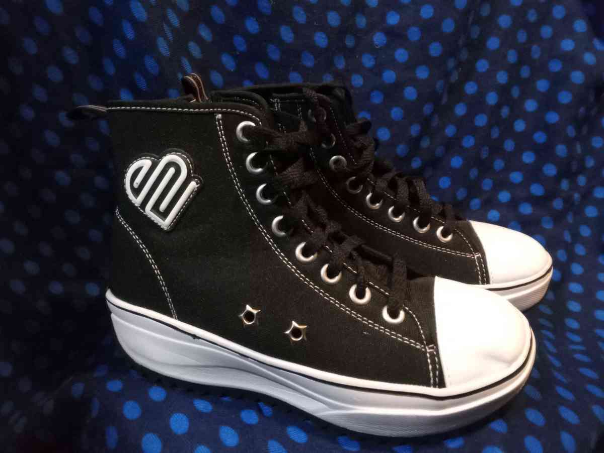 Girls High Tops - Indianapolis, Indiana - FleaMarketBay