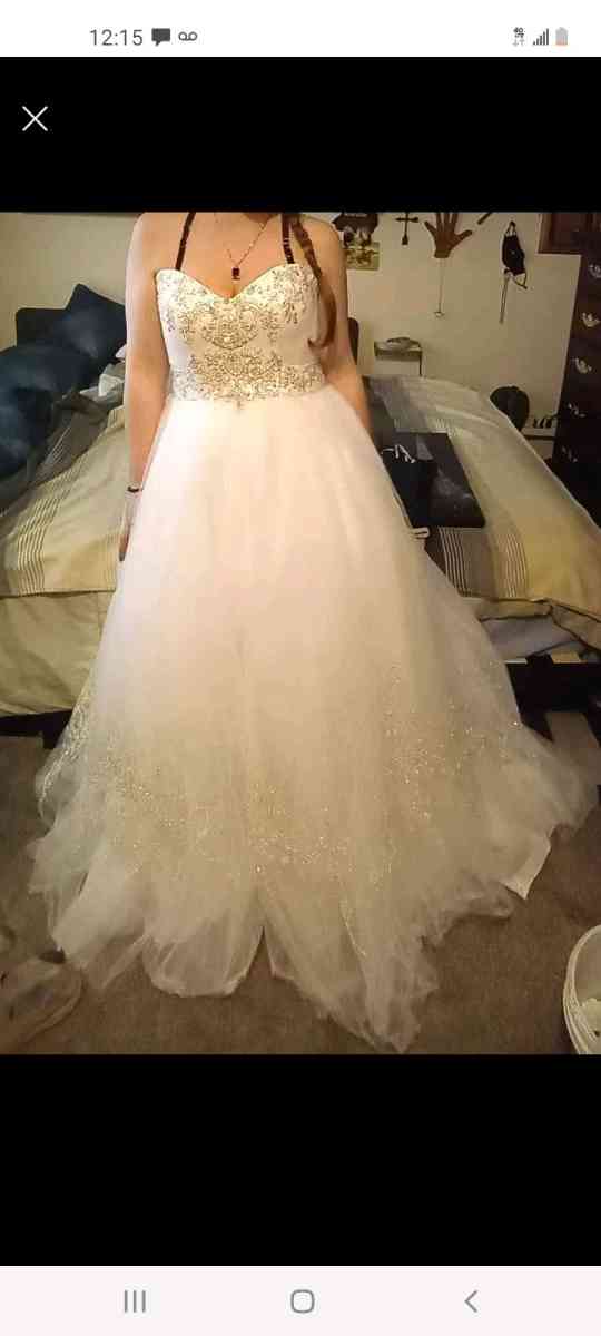 GORGEOUS BALLROOM GOWN - Gresham, Oregon