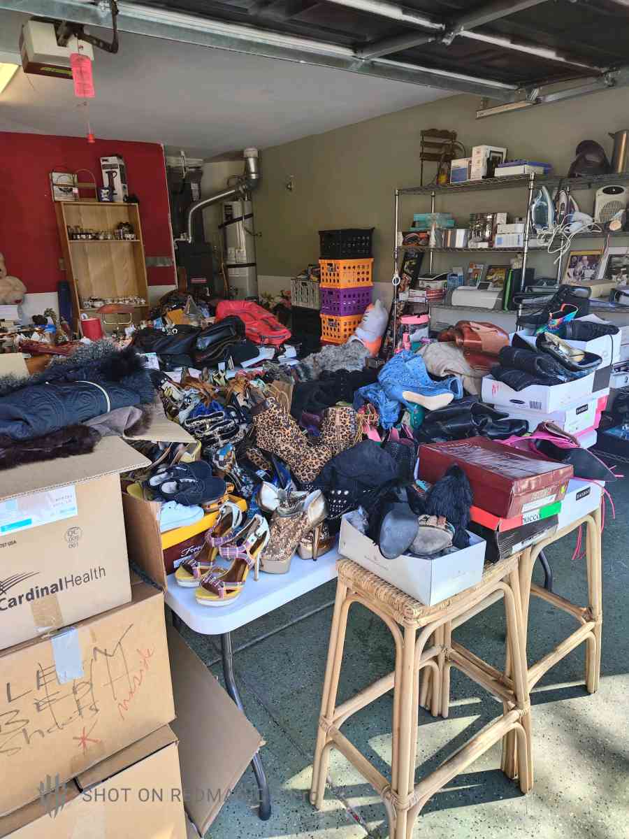 Huge Garge Sale - Las Vegas, Nevada - FleaMarketBay