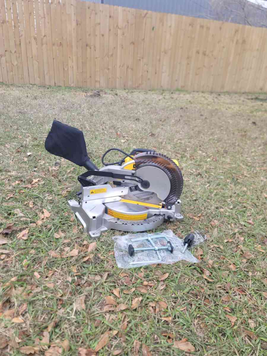Miter Saw Dewalt DWS713 ELECTRIC  Like New Working Very Good - Houston, Texas - FleaMarketBay