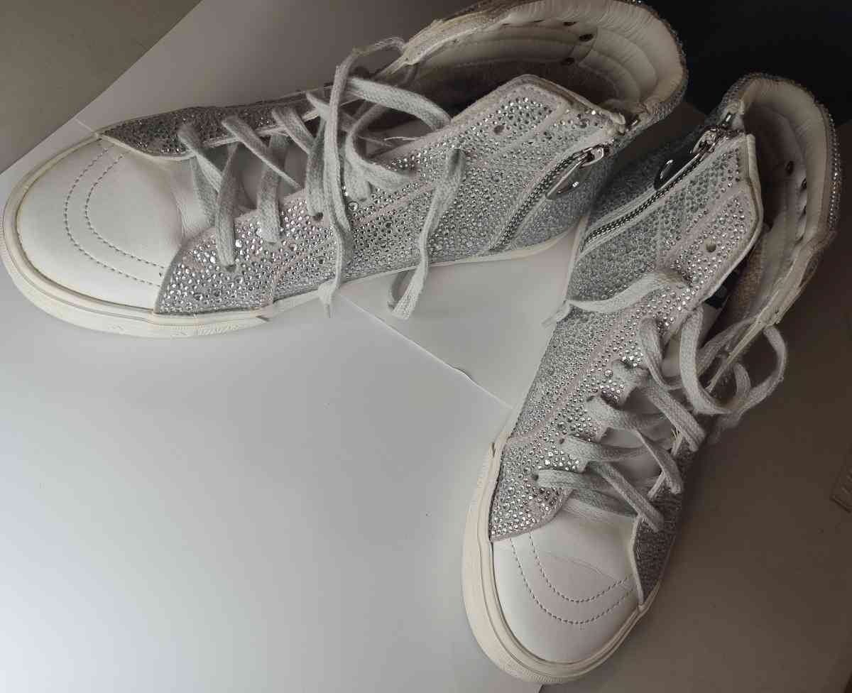 Bonitos tenis marca VH original design - Rockville, Maryland - FleaMarketBay