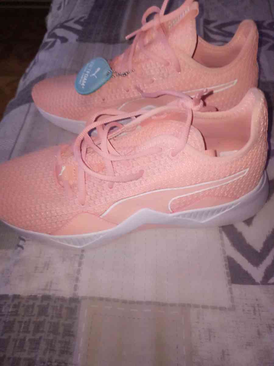 New Puma Sneakers Size 10  Comfort - Rochester, New York - FleaMarketBay