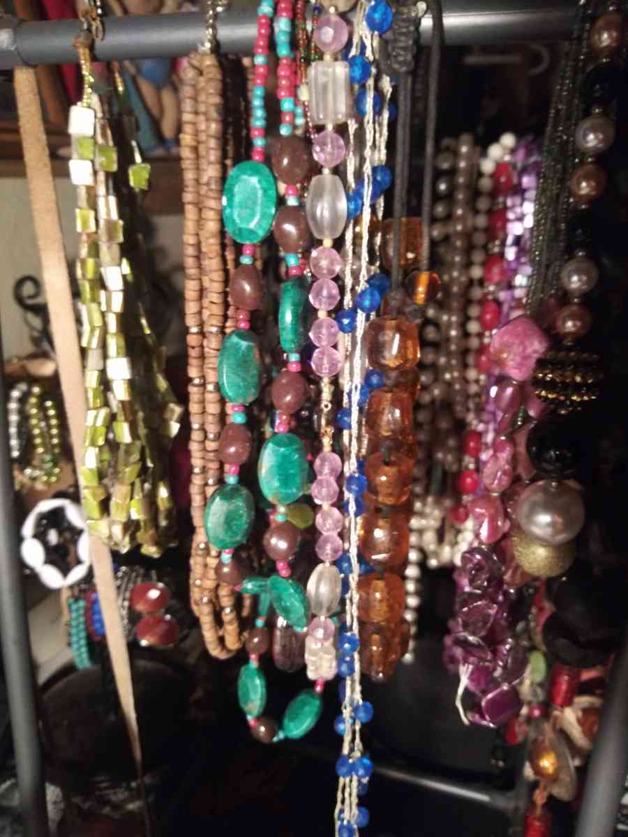 womans earings and neclaus - Plantersville, Texas - FleaMarketBay