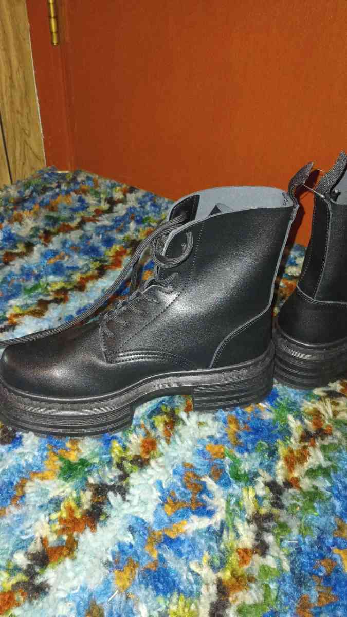 new boots with duration - Max, Minnesota - FleaMarketBay