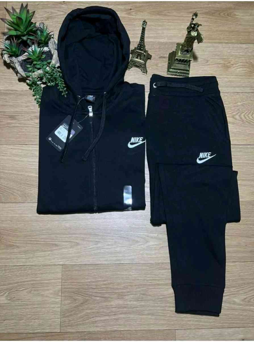 Nike sweatsuit - Milwaukee, Wisconsin - FleaMarketBay