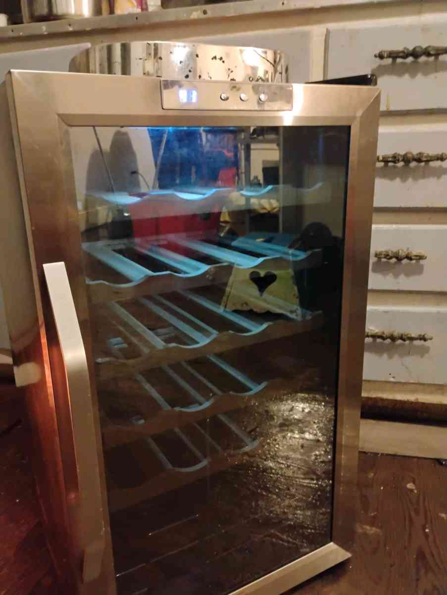 Bottle Wine Cooler hold 24 bottles - Woodruff, South Carolina - FleaMarketBay
