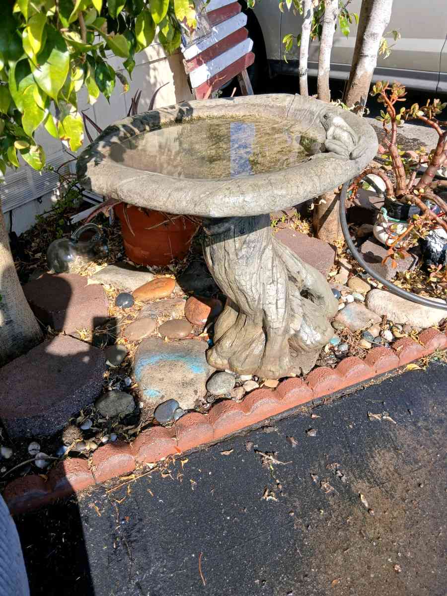 large concrete birdbath - Placentia, California - FleaMarketBay