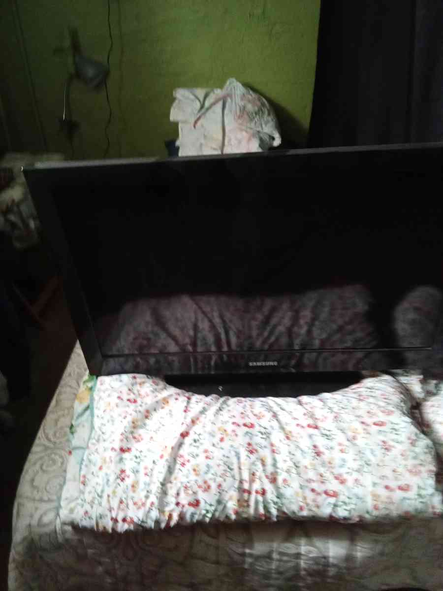 32 inch TV with remote - Abbyville, Kansas