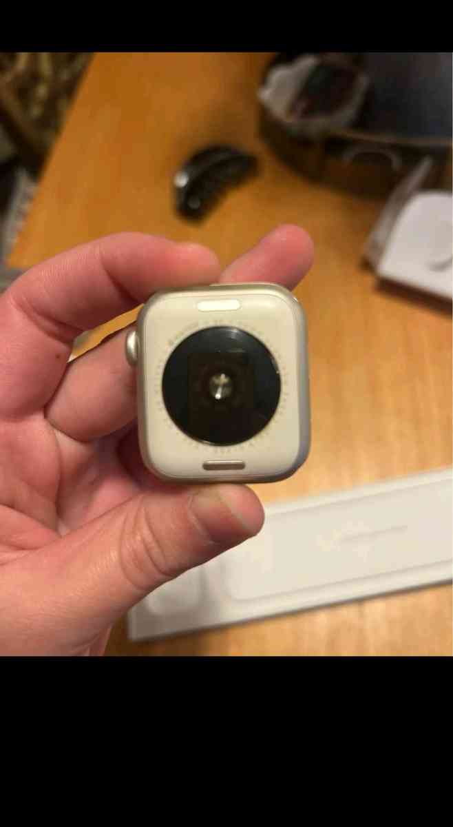 2nd Gen 40mm Apple Watch SE - Asheville, North Carolina - FleaMarketBay