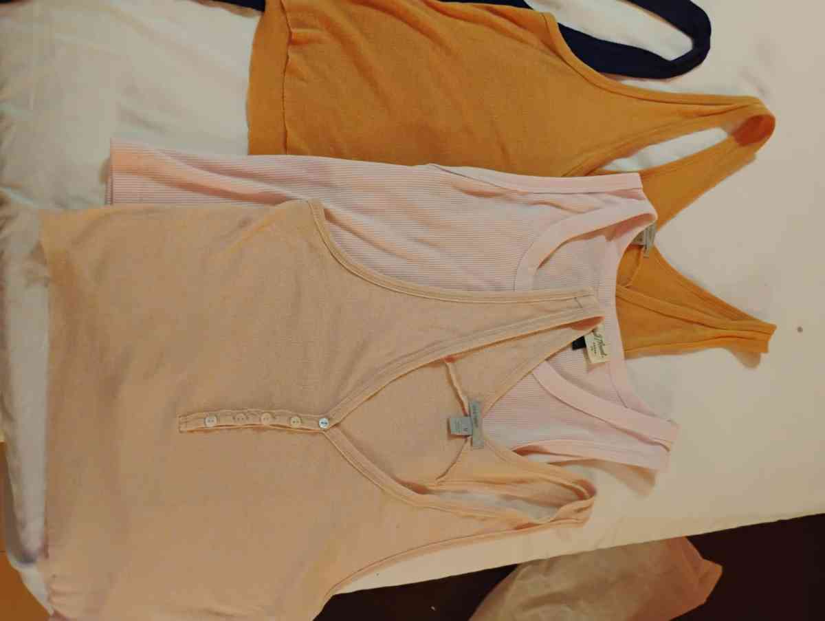 10 female tops M - Toledo, Ohio - FleaMarketBay