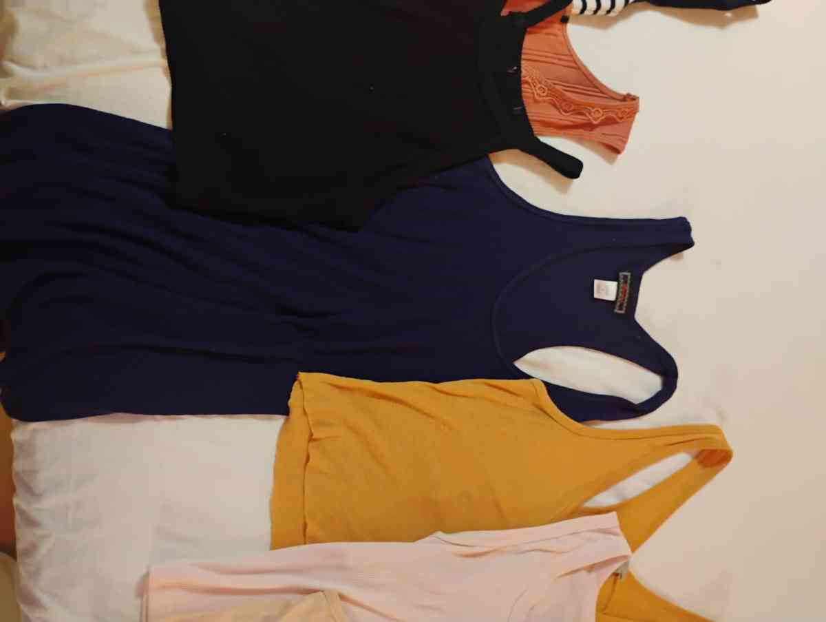 10 female tops M - Toledo, Ohio - FleaMarketBay