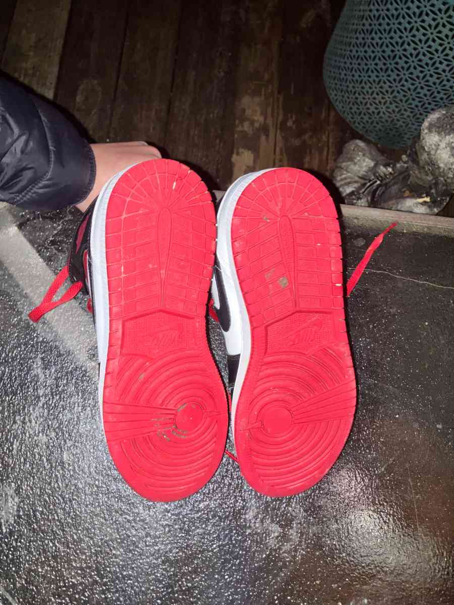 Nike Jordan 1 zise 5 they do have creases and are clean - Springfield, Tennessee - FleaMarketBay