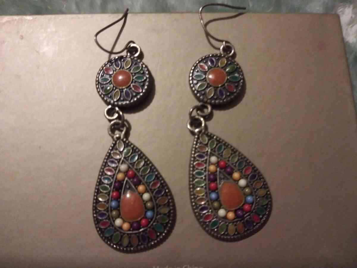 womans earings and neclaus - Plantersville, Texas - FleaMarketBay