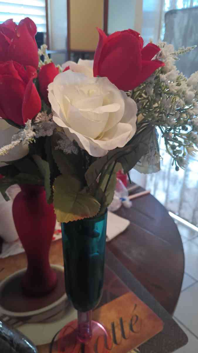 vases with flowers 4 pieces x 45 nest price - Adelanto, California - FleaMarketBay