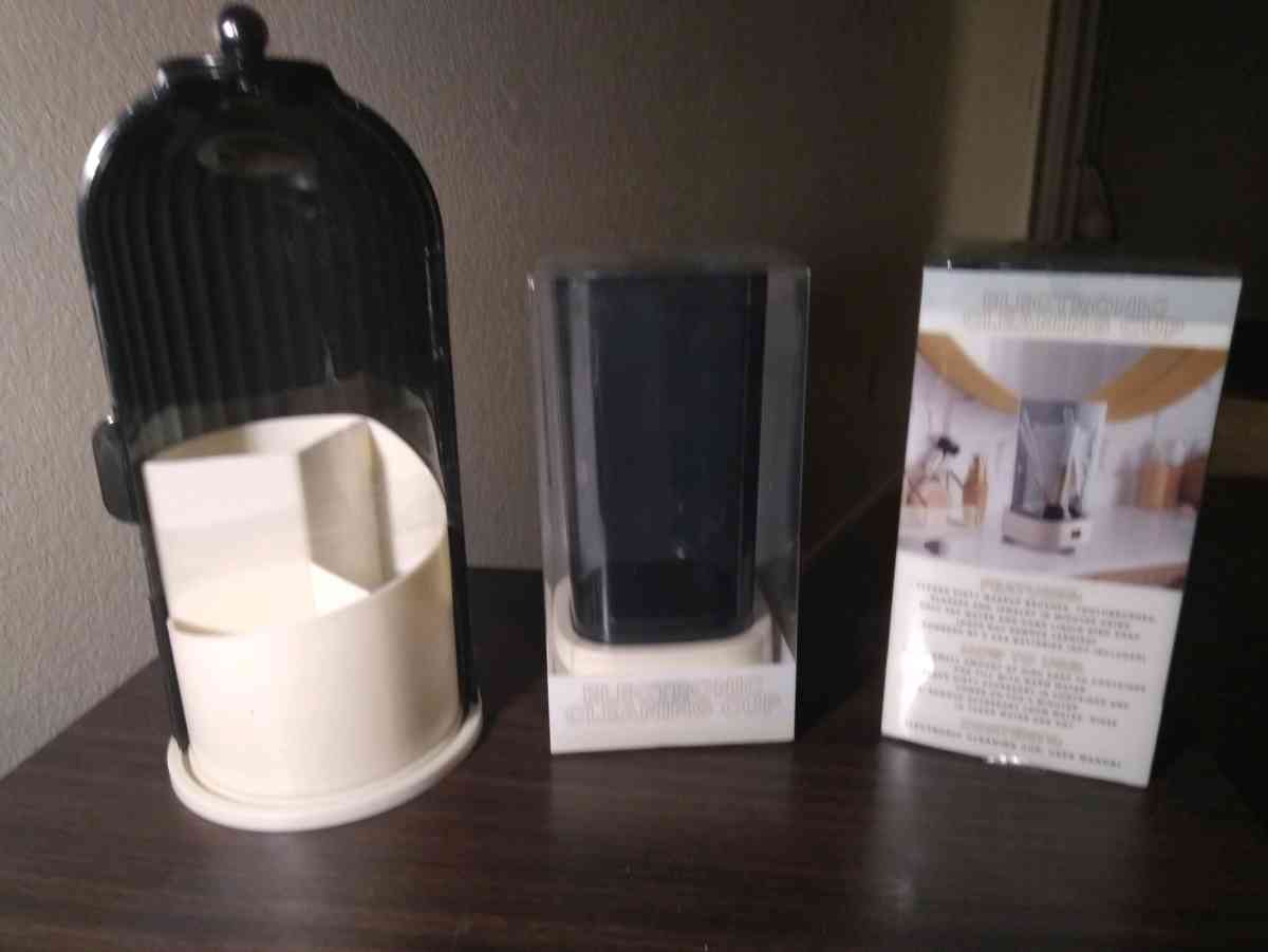 Electric cleaning cup  and Make up organizer - Stockton, California