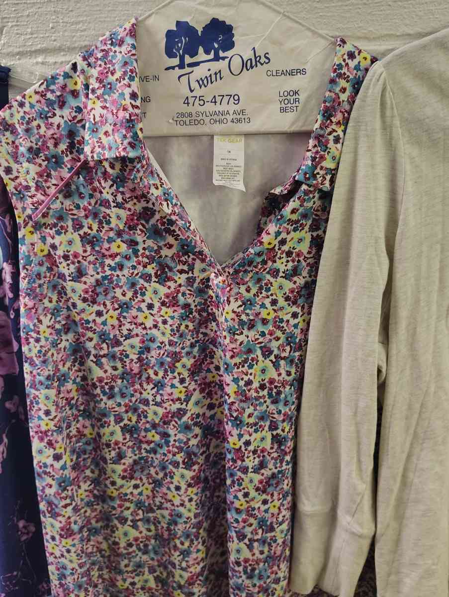 female xl tops - Toledo, Ohio - FleaMarketBay