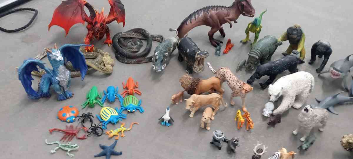 the collection of dinosaurs and more animals - Atherton, California - FleaMarketBay