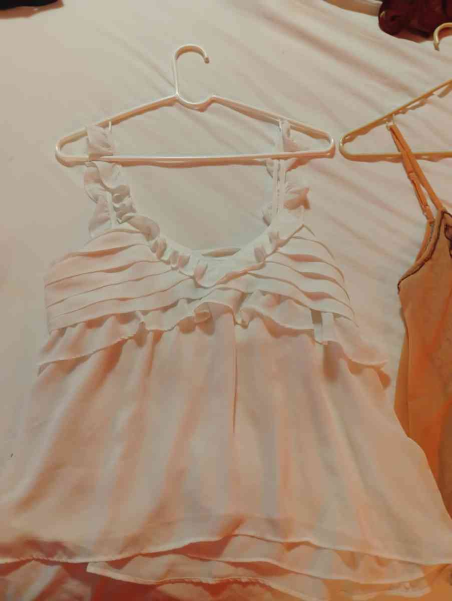 10 female tops M - Toledo, Ohio - FleaMarketBay