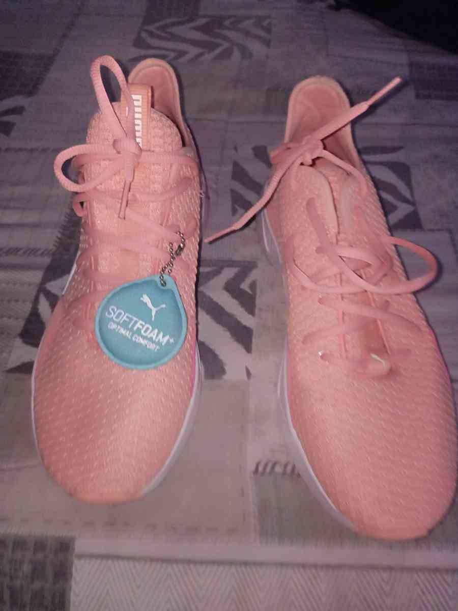 New Puma Sneakers Size 10  Comfort - Rochester, New York - FleaMarketBay