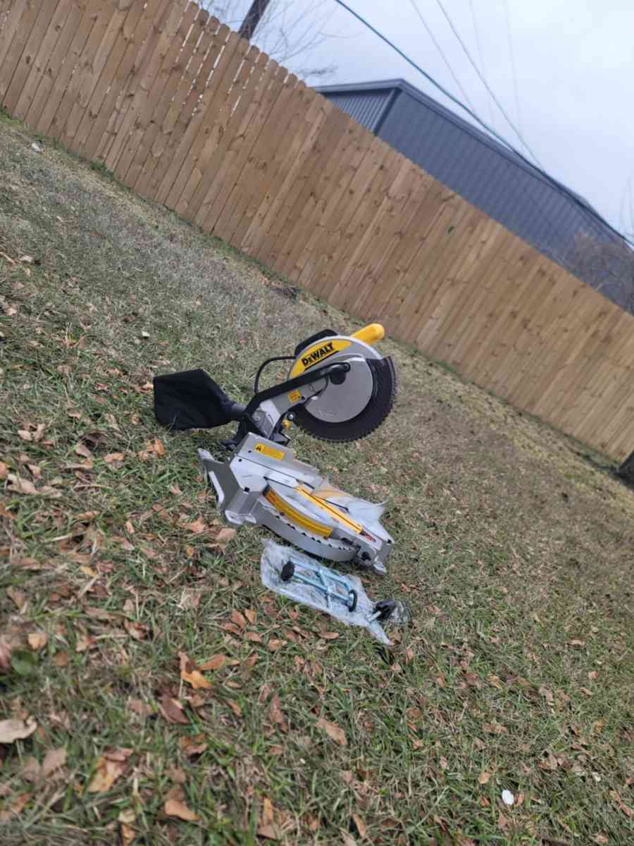 Miter Saw Dewalt DWS713 ELECTRIC  Like New Working Very Good - Houston, Texas - FleaMarketBay