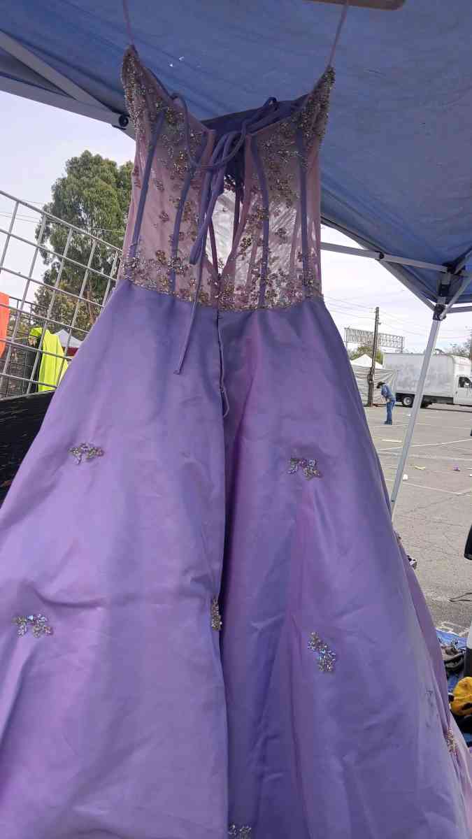 size small quinceaera dress in perfect conditions almost New - Adelanto, California - FleaMarketBay