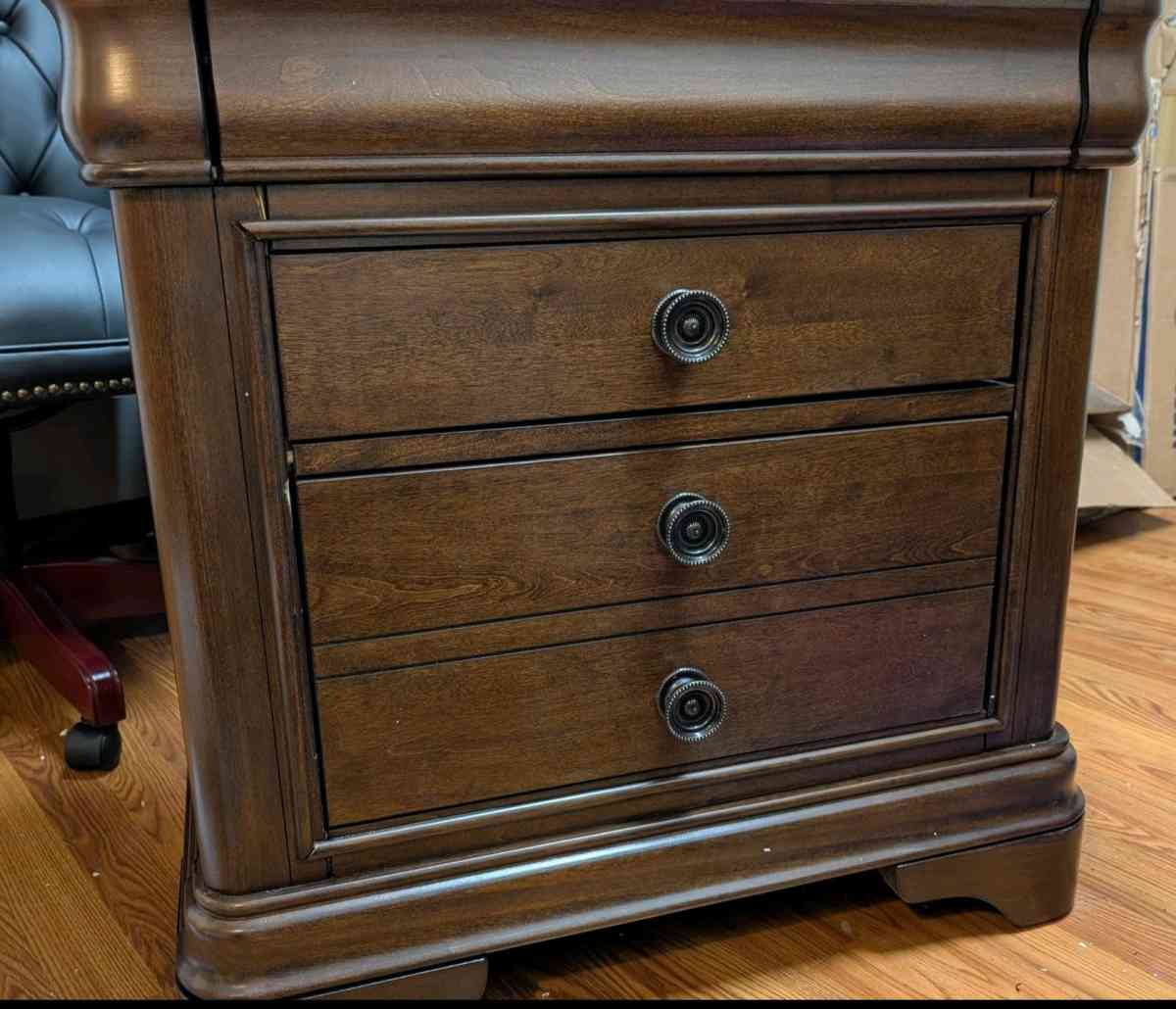 Pocket House Brand 3 Drawer Nightstand - Richfield, Ohio