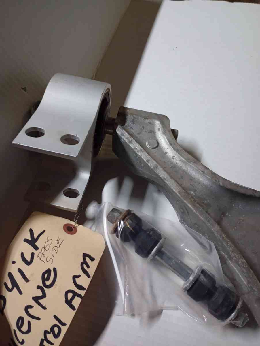 lower control arm 07 Buick lucerne - Ripley, Ohio - FleaMarketBay