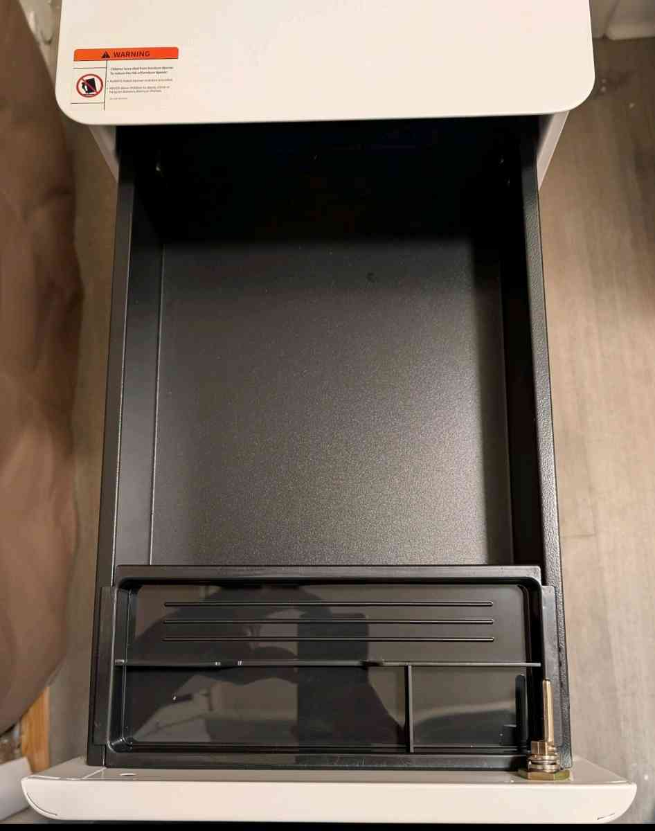 Three drawer lockable vertical filing cabinet - Richfield, Ohio - FleaMarketBay