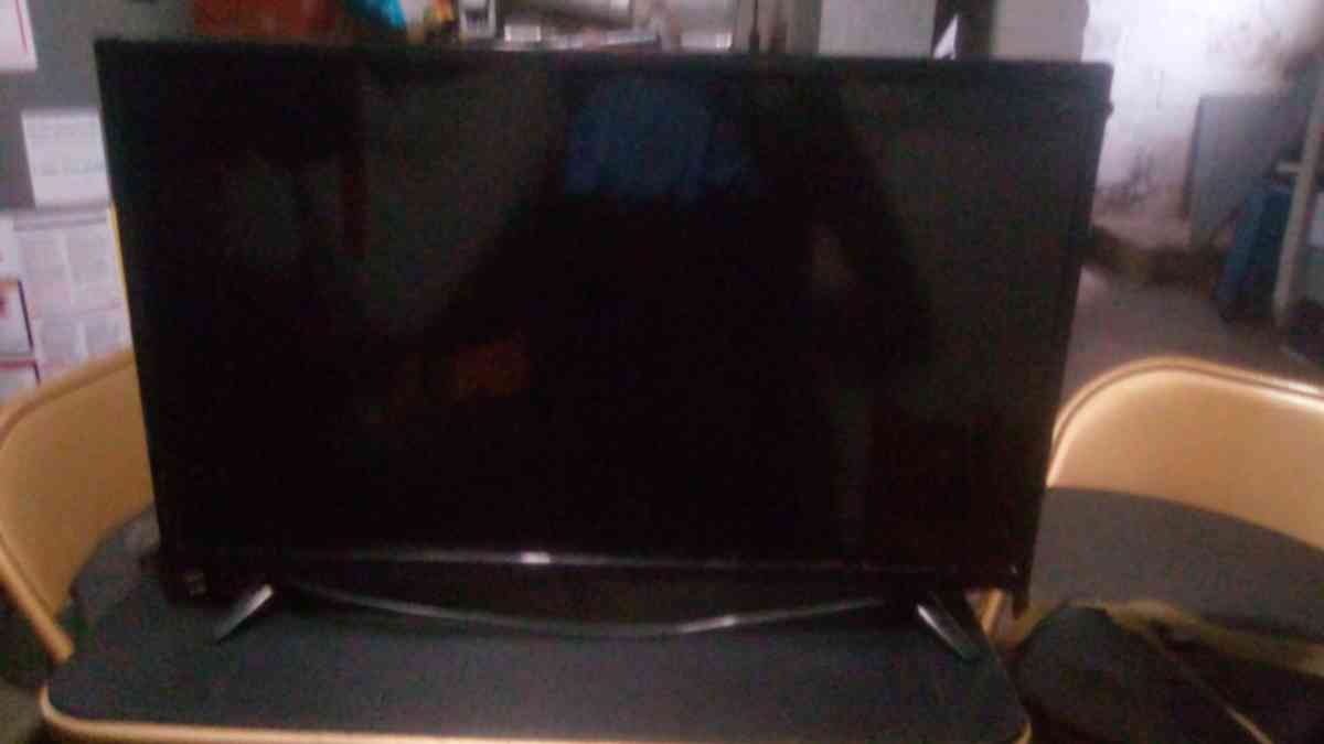 32 inch Insignia flat screen tv - Painesville, Ohio