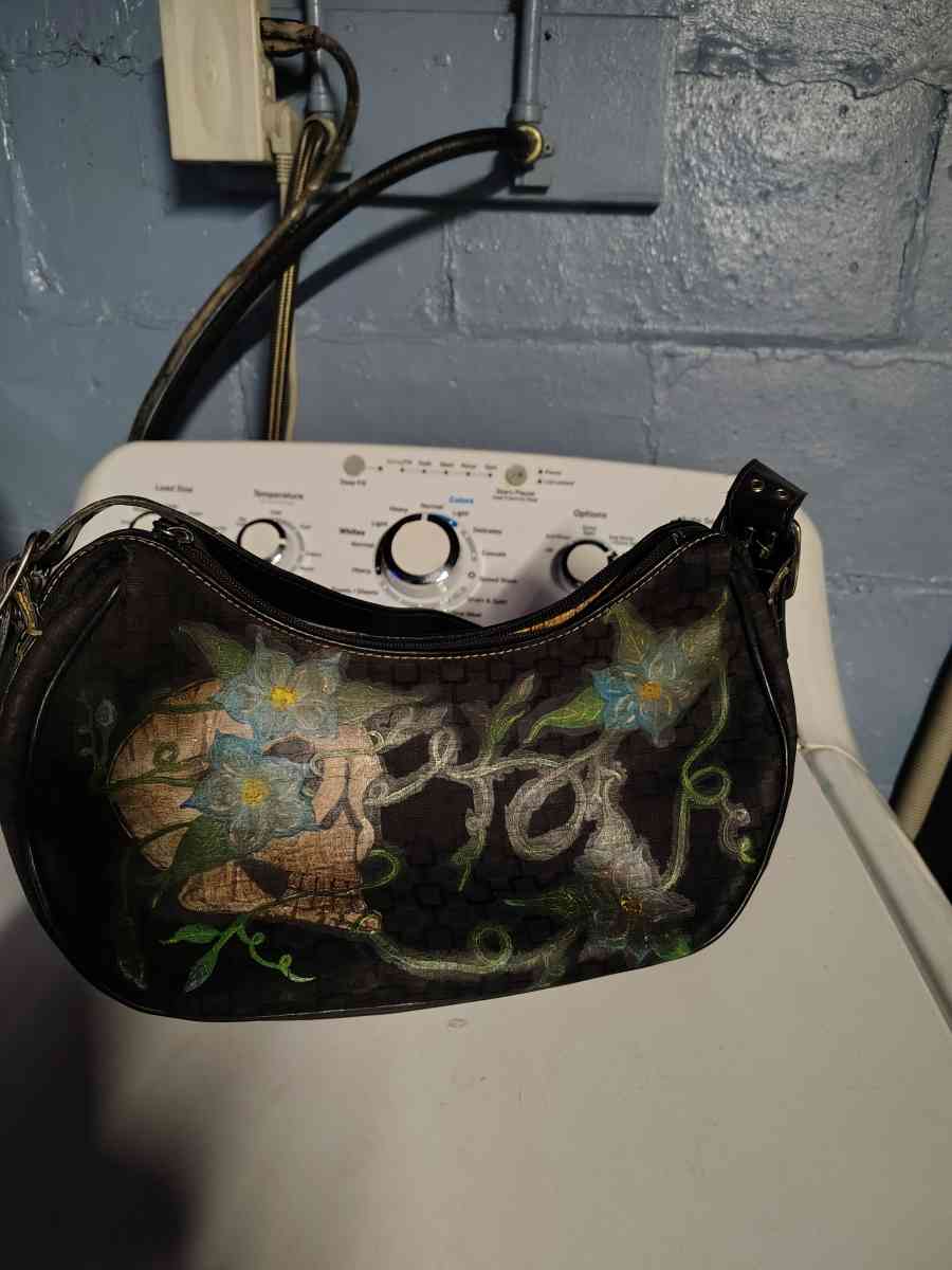 a black small purse Mine West - Alicia, Arkansas - FleaMarketBay