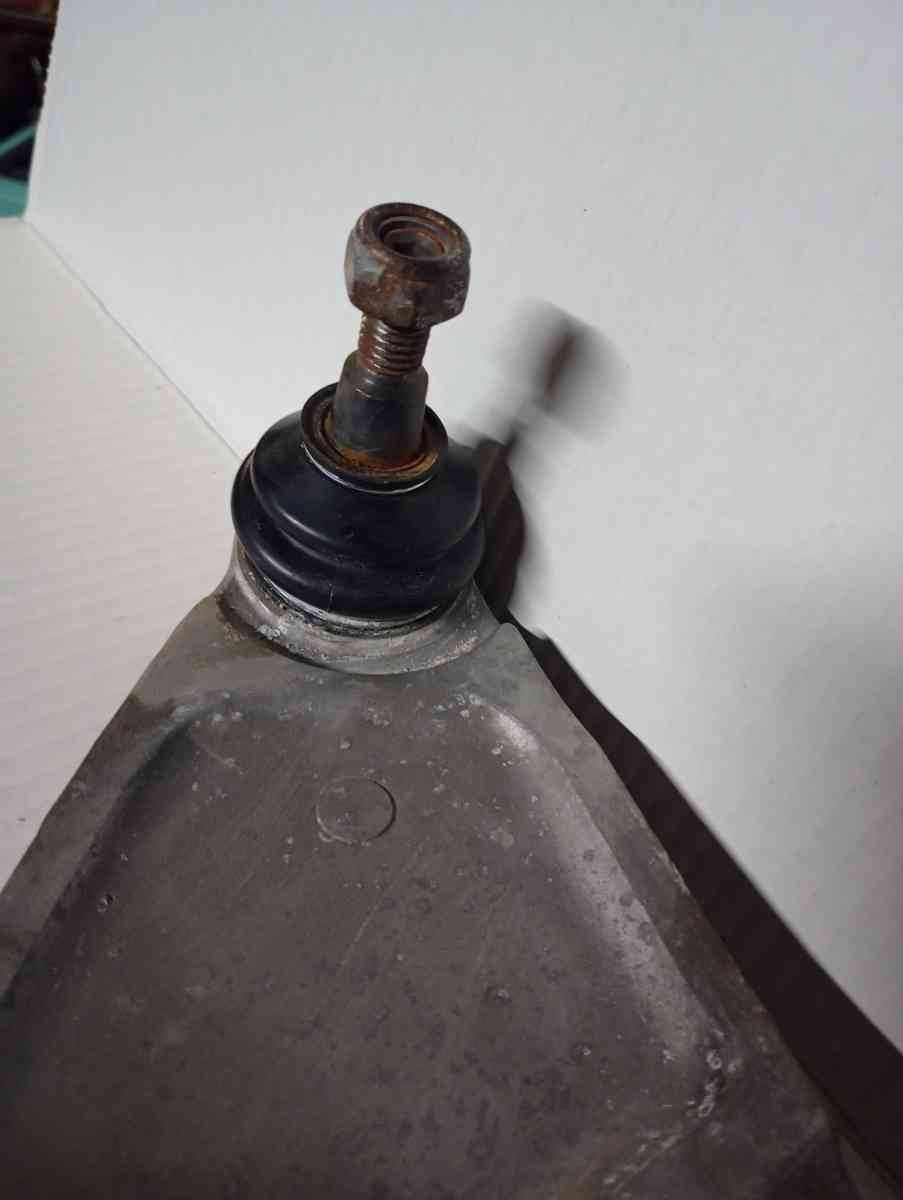 lower control arm 07 Buick lucerne - Ripley, Ohio - FleaMarketBay