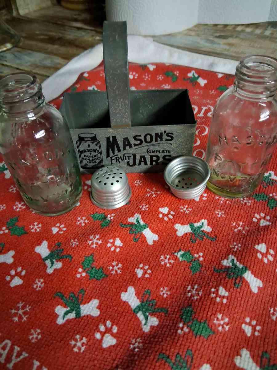 Mason jar brand salt  pepper shakers in small metal Mason ja - Polk City, Iowa