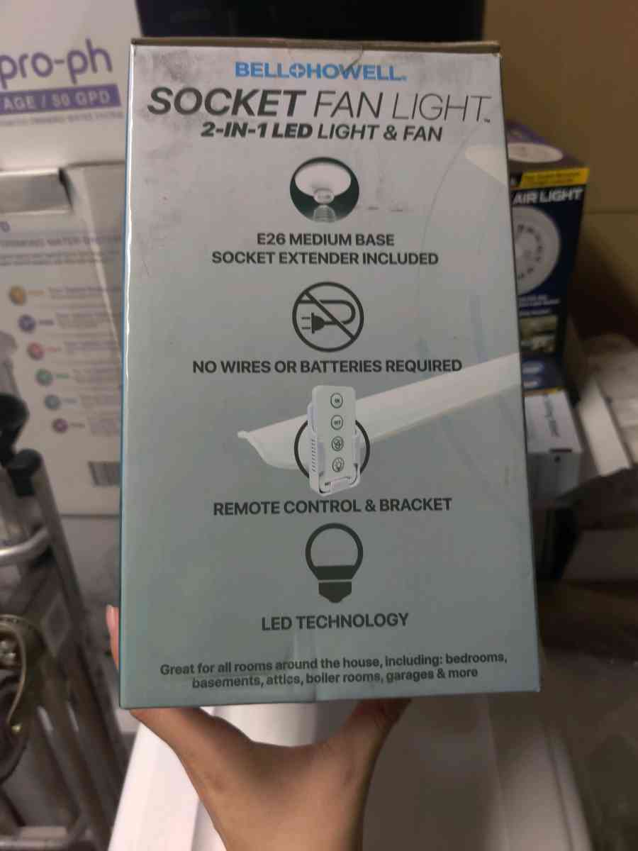 Socket ceiling fan  LED light 1000 lumens with remote - Walnut, California - FleaMarketBay