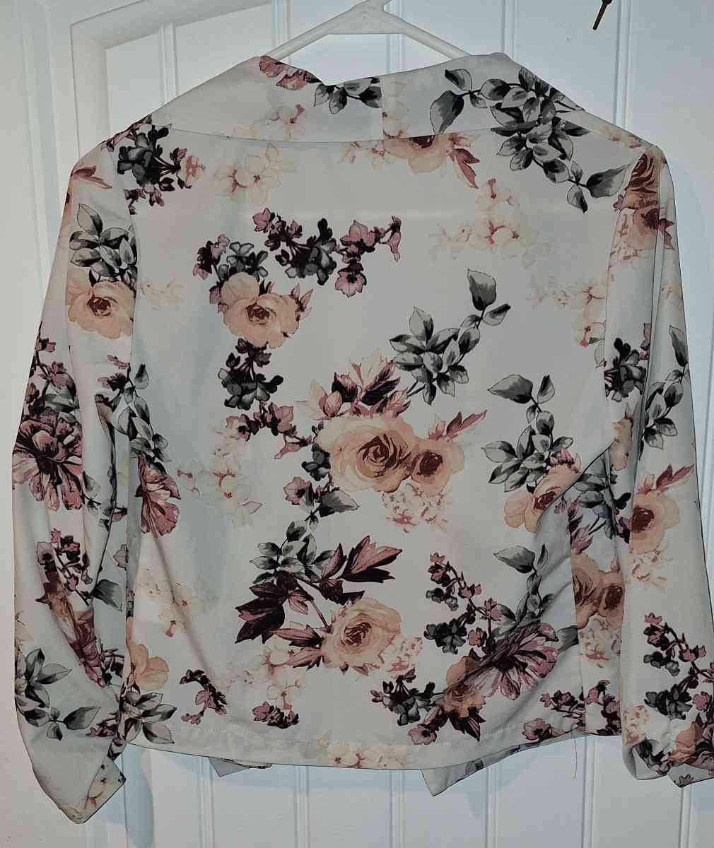 Love Tree Size Medium Silk Floral Blouse - Salem, Iowa - FleaMarketBay