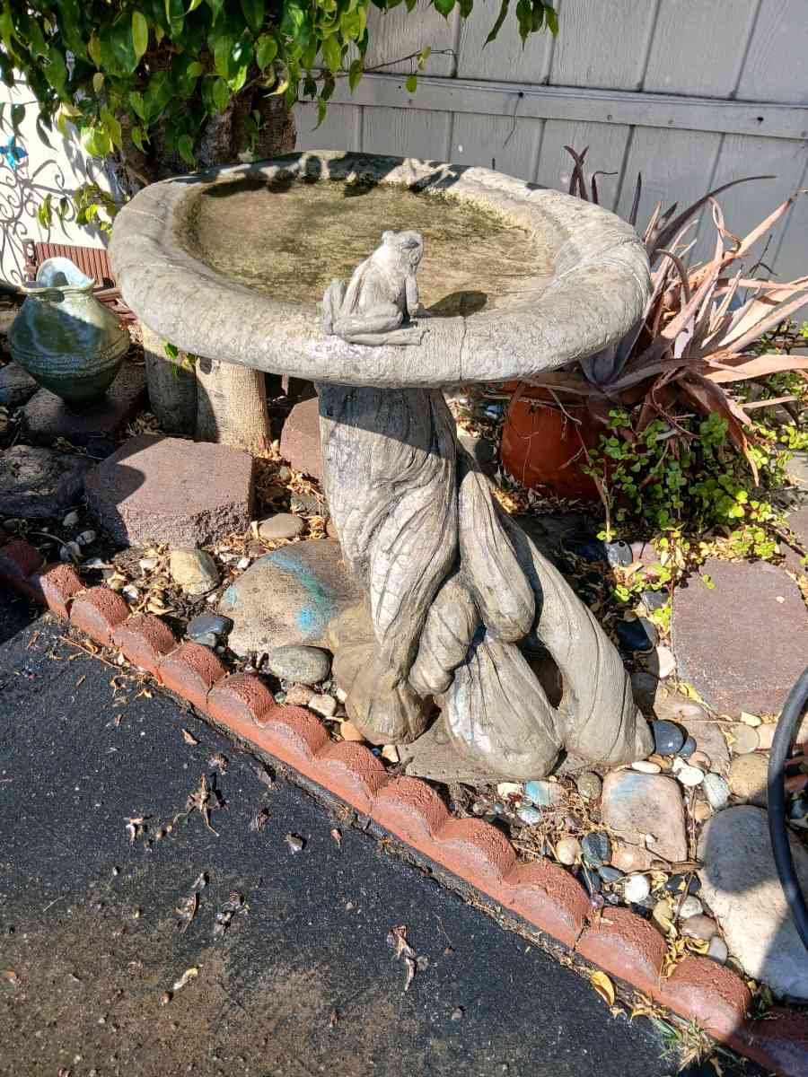 large concrete birdbath - Placentia, California - FleaMarketBay
