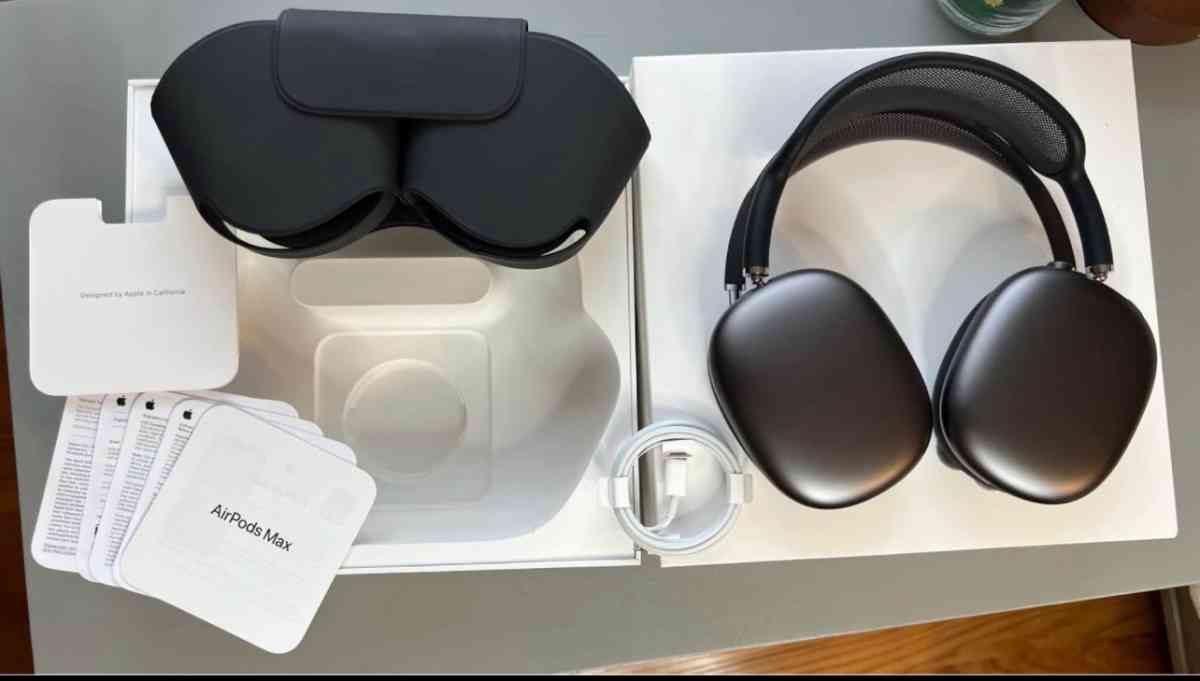 AirPod max space grey - Alicia, Arkansas - FleaMarketBay