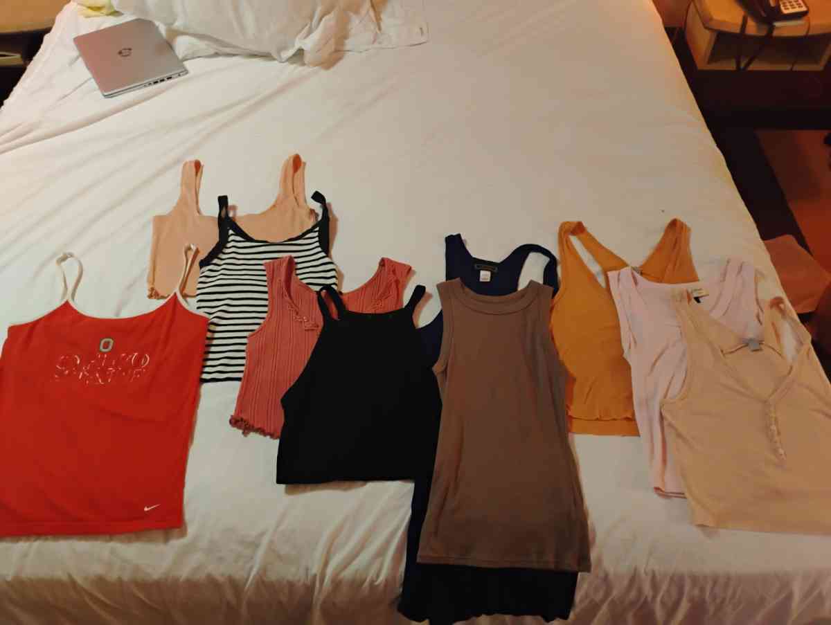 10 female tops M - Toledo, Ohio - FleaMarketBay