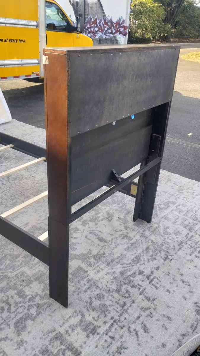 Preowned Twin Size Bed - Tampa, Florida - FleaMarketBay