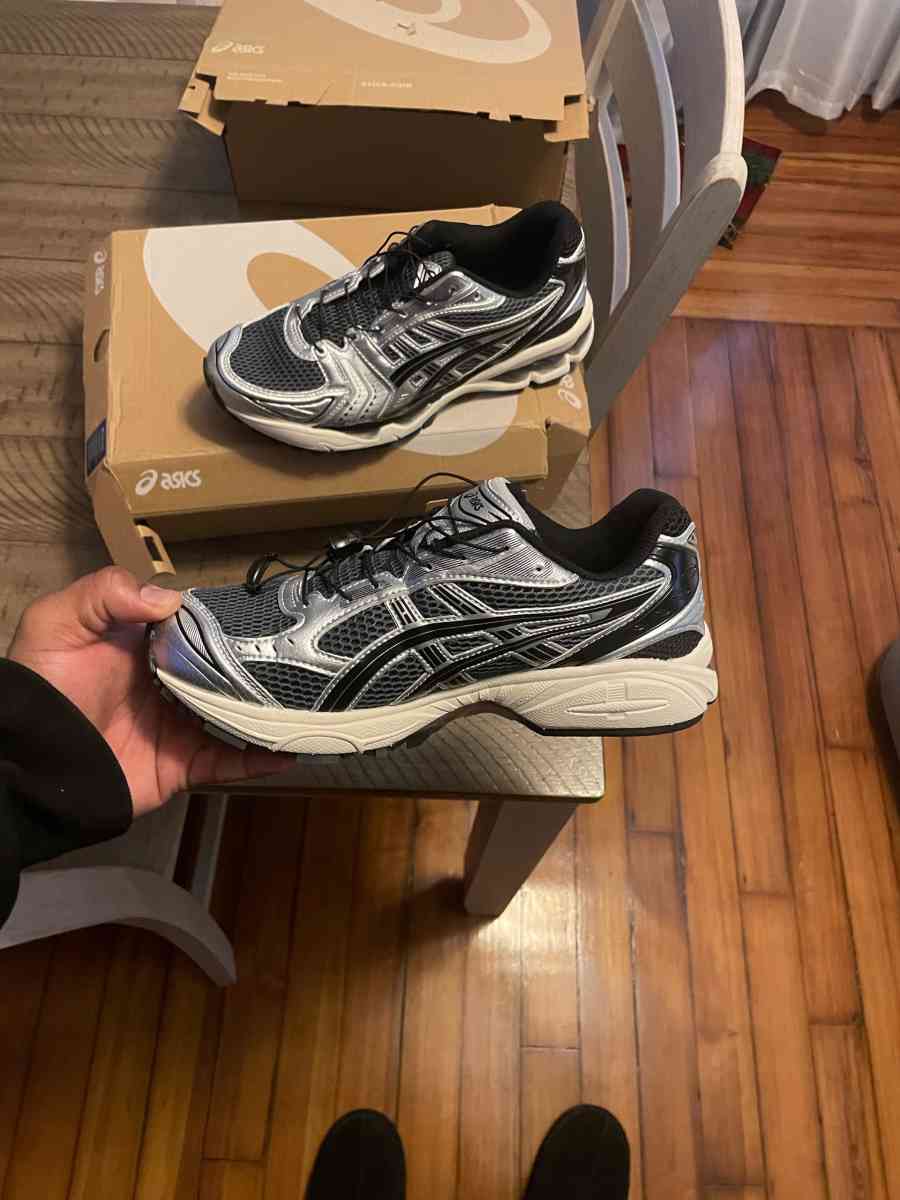 ASICS Kayano 14 in black and silver size 8 - Ashaway, Rhode Island - FleaMarketBay