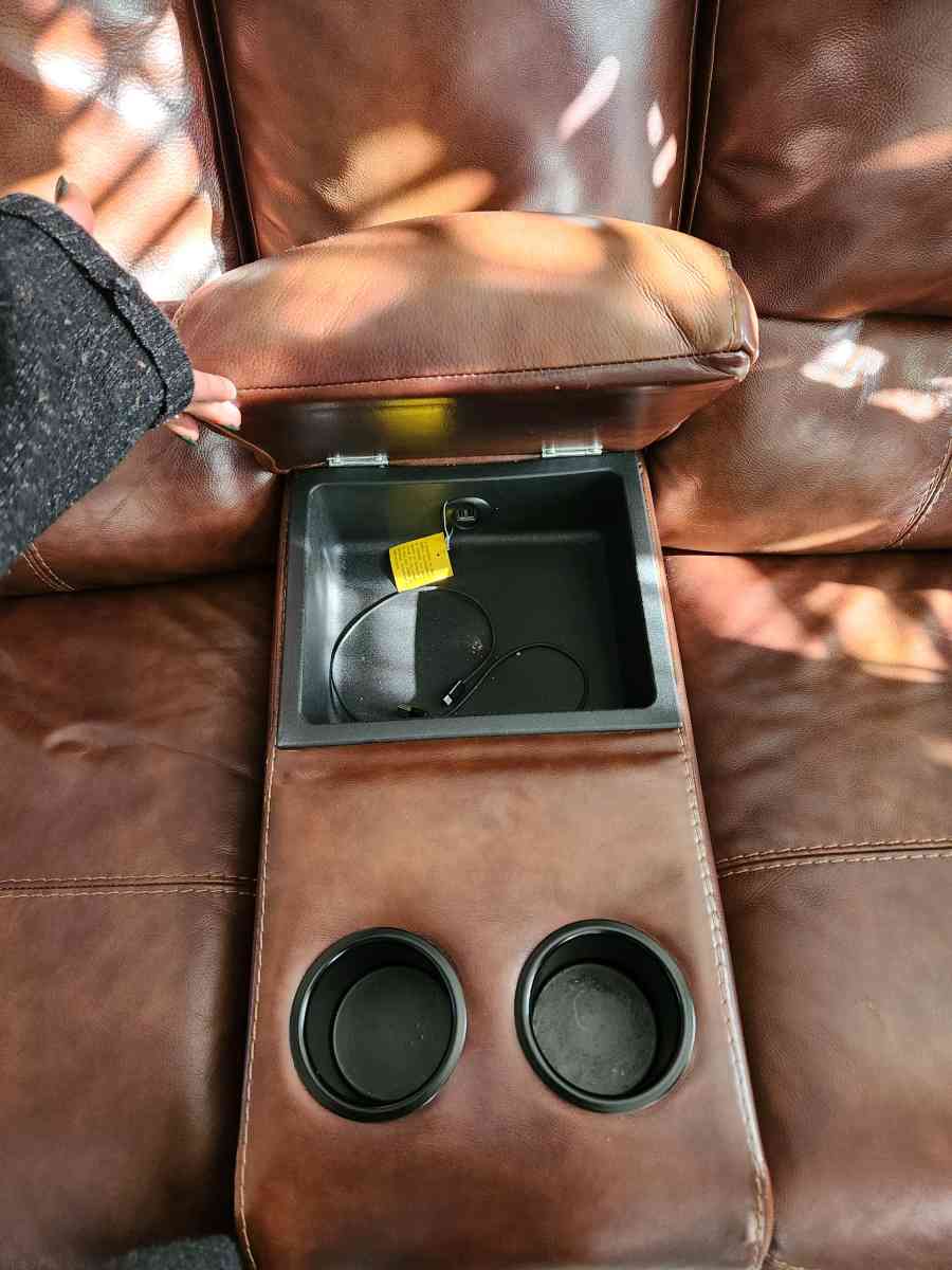 2 piece leather electric reclining sofas - Waldorf, Maryland - FleaMarketBay