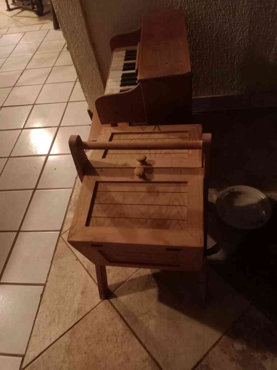 vintage sewing basket - Newcastle, Oklahoma