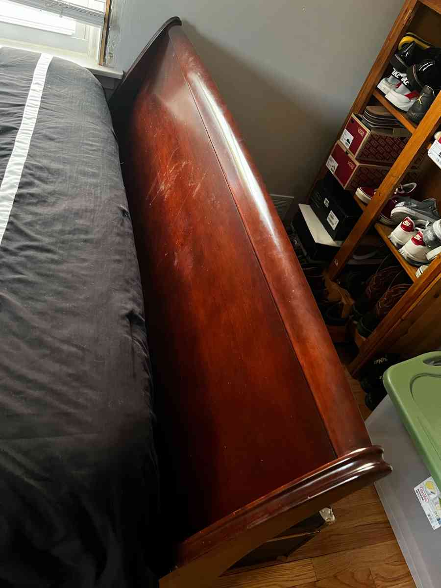 sleigh queen bed - Newport, Michigan - FleaMarketBay