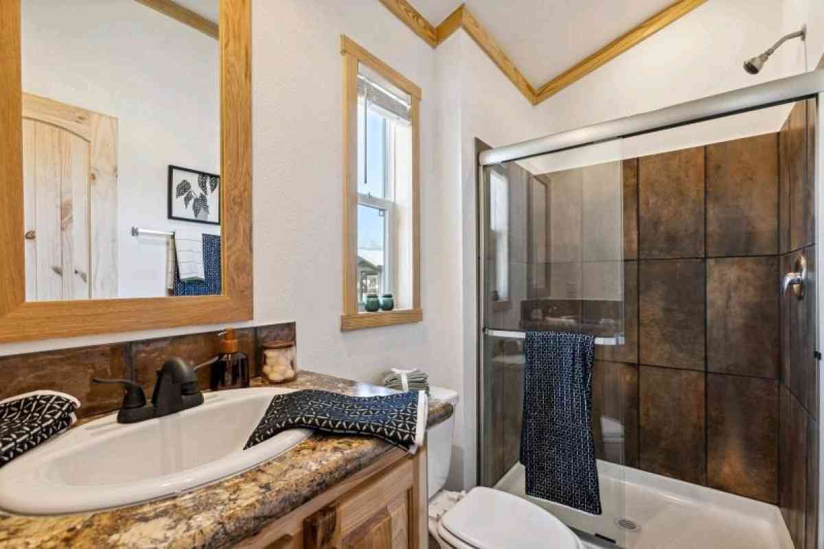 Compact Cabin with 1 bedroom and 1 bathroom with porch - New Braunfels, Texas - FleaMarketBay