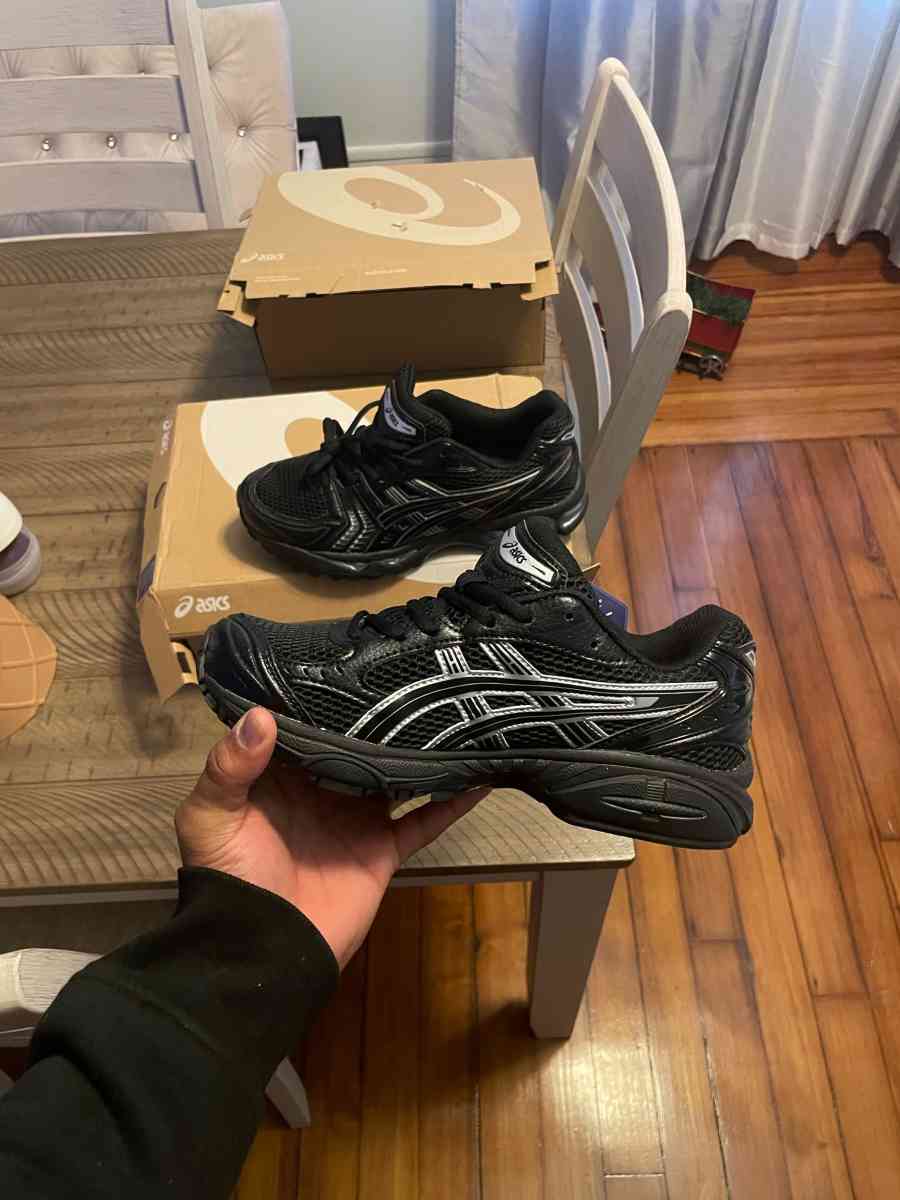 ASICS Kayano 14 in black and grey size 8 - Ashaway, Rhode Island - FleaMarketBay